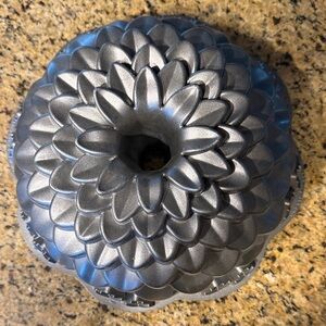 Nordic Ware Chrysanthemum Bundt Pan